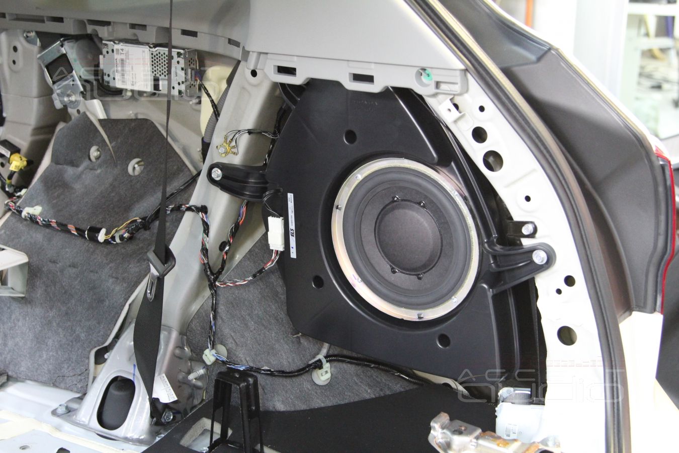 Установка усилителя и аудиопроцессора в Acura MDX
