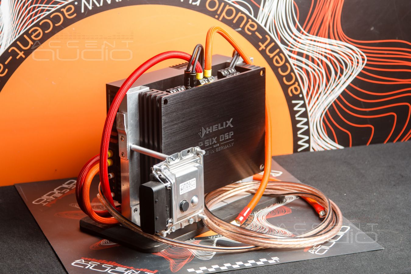 Хитро-штатно-скрытый-оригинальный монтаж усилителей в Mercedes CLS