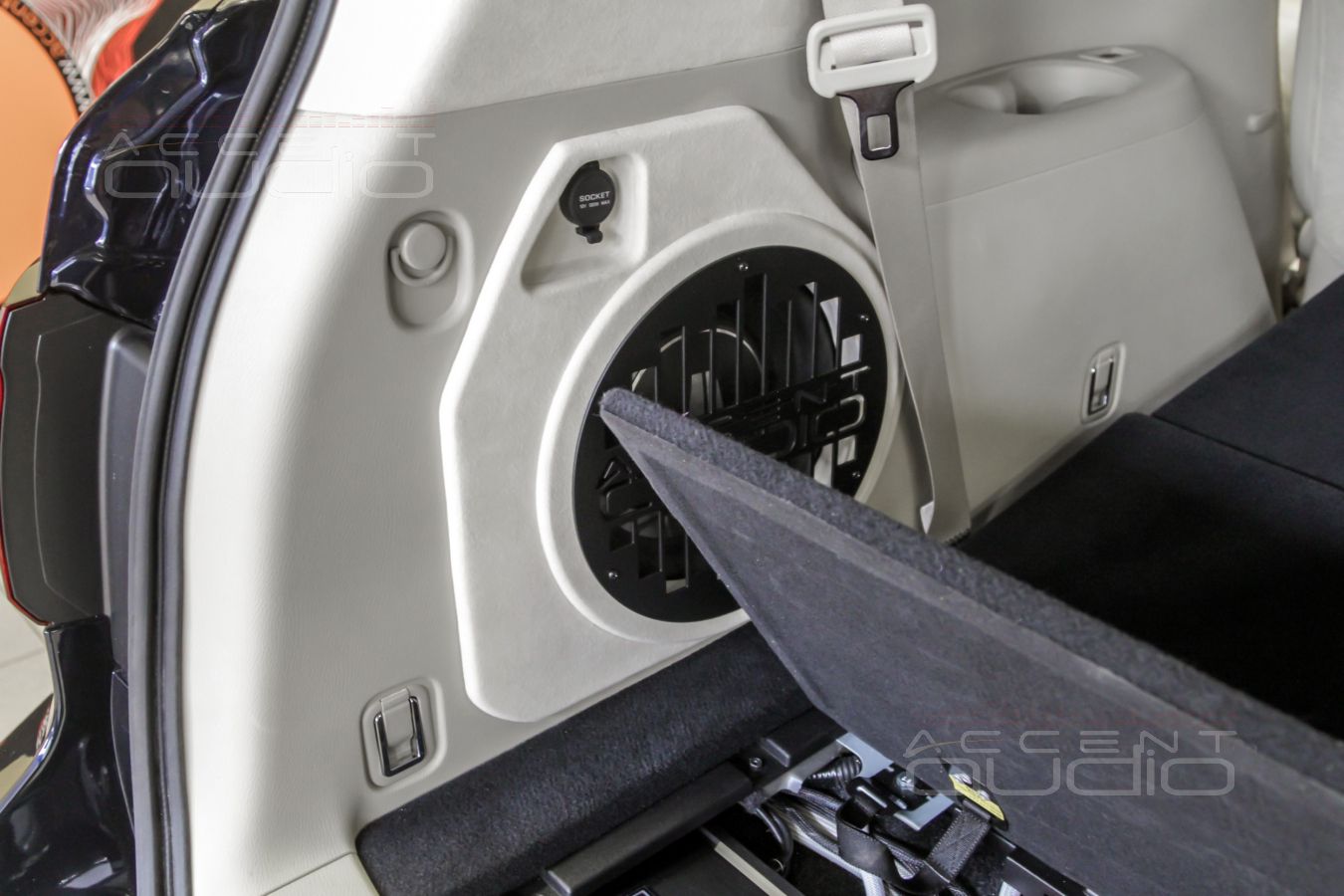 Настоящий сабвуфер-стелс для Infiniti QX80 – злой JLAudio в нежно-бежевом оформлении