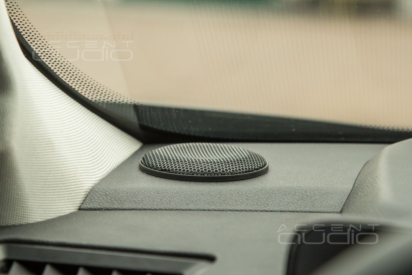 Стильная врезка: среднечастотные излучатели БЕЗ ПОДИУМОВ в Exeed