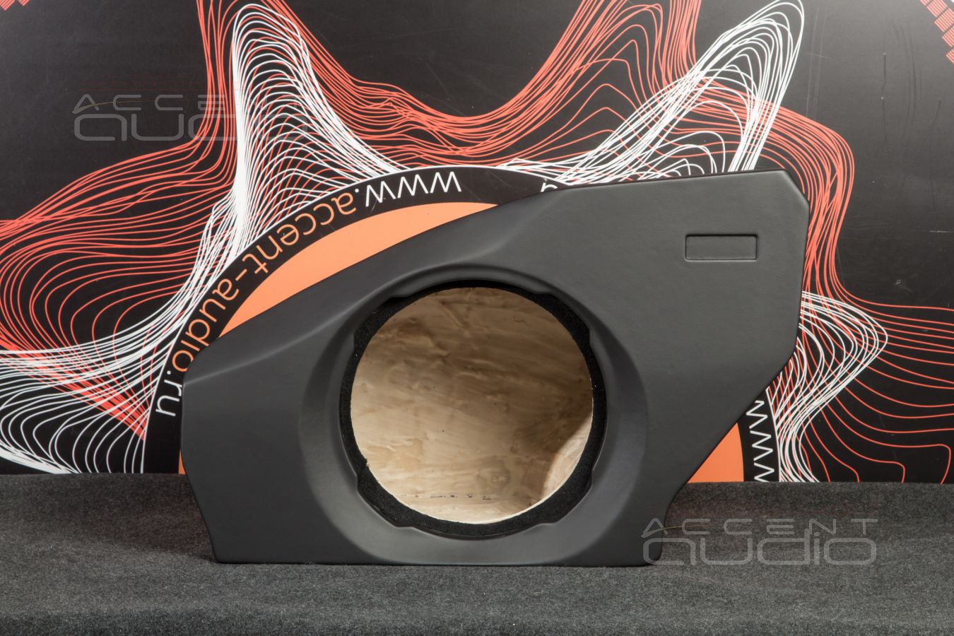 Мучительно-великолепный, злой и суровый сабвуфер-стелс JLAudio для Panamera