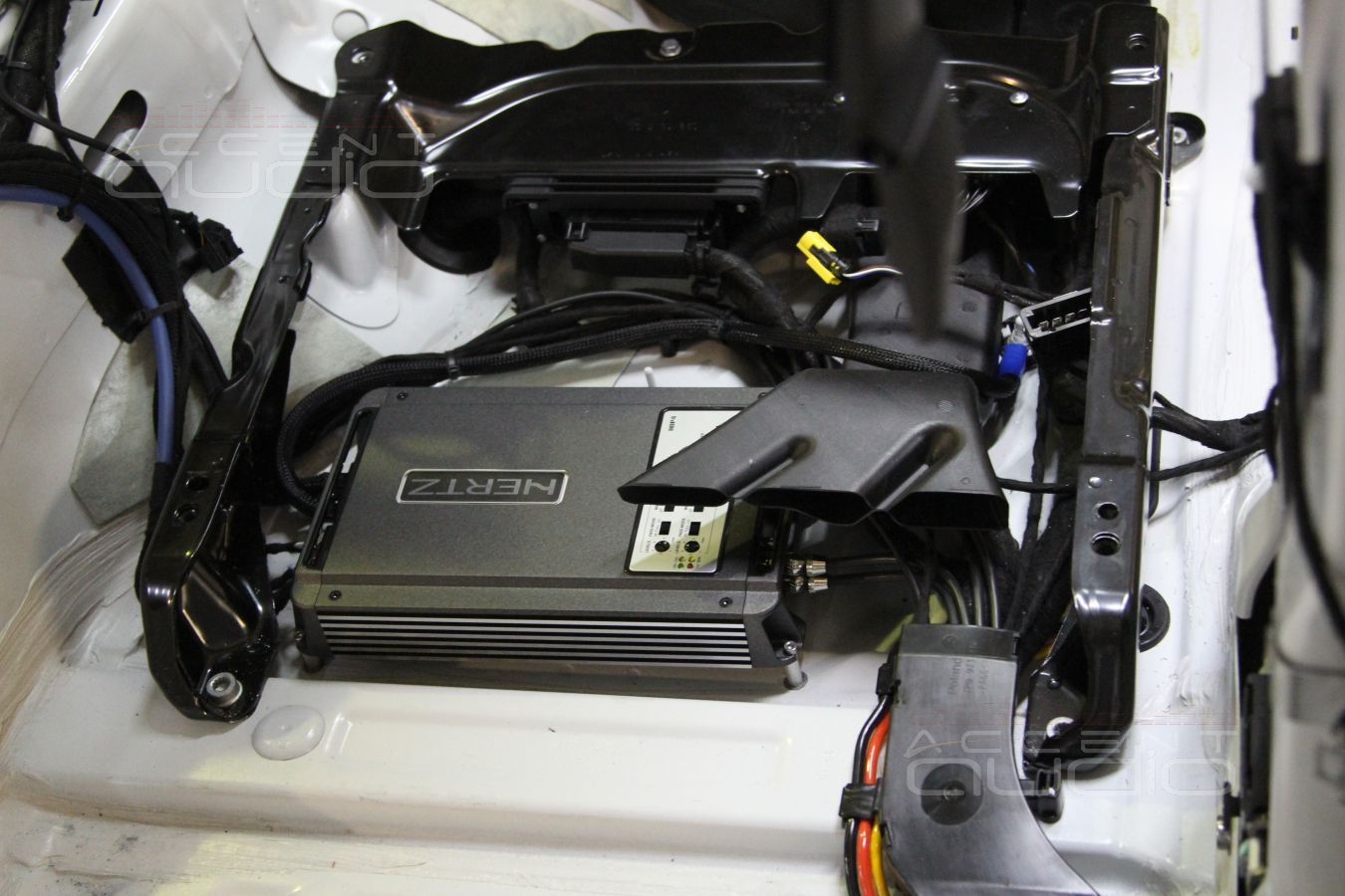 Установка сабвуферного усилителя в Volkswagen Touareg NF