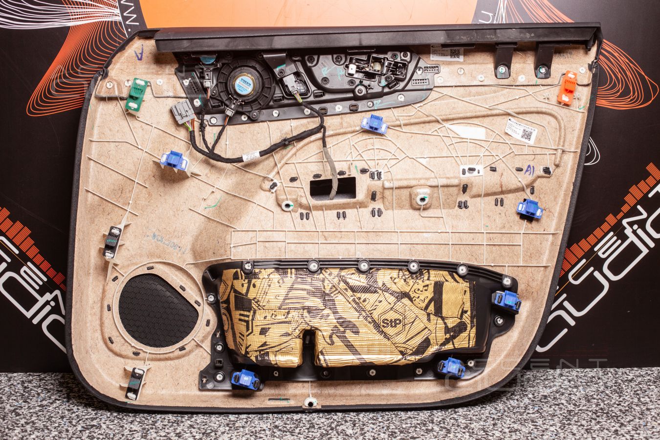 Установка акустики: Eton, Helix, SOAudio – все друзья в одной двери Volvo XC60