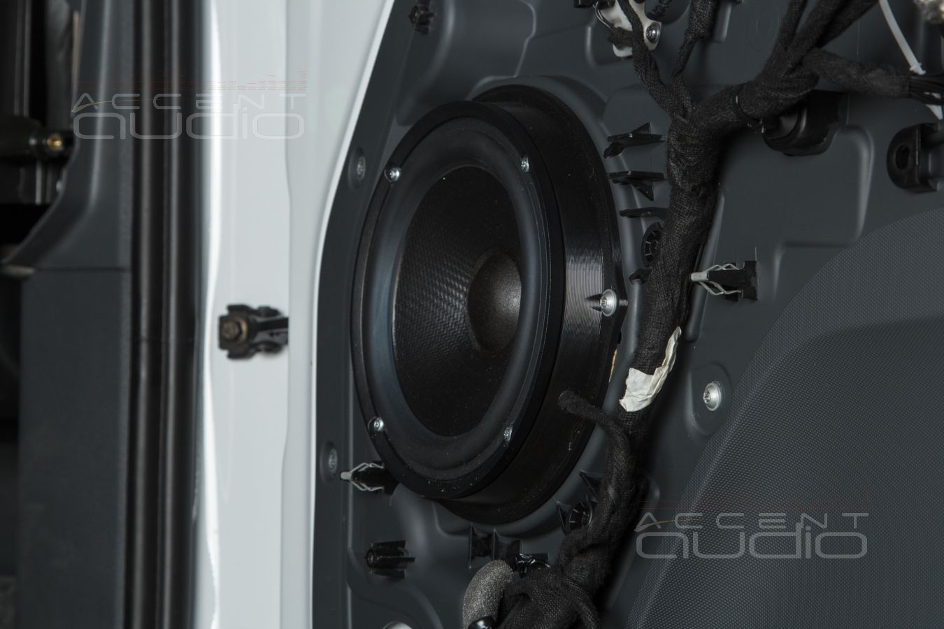 Аудиоподготовка оригинальных дверей Land Rover Defender и установка новых мидбасов SOAudio