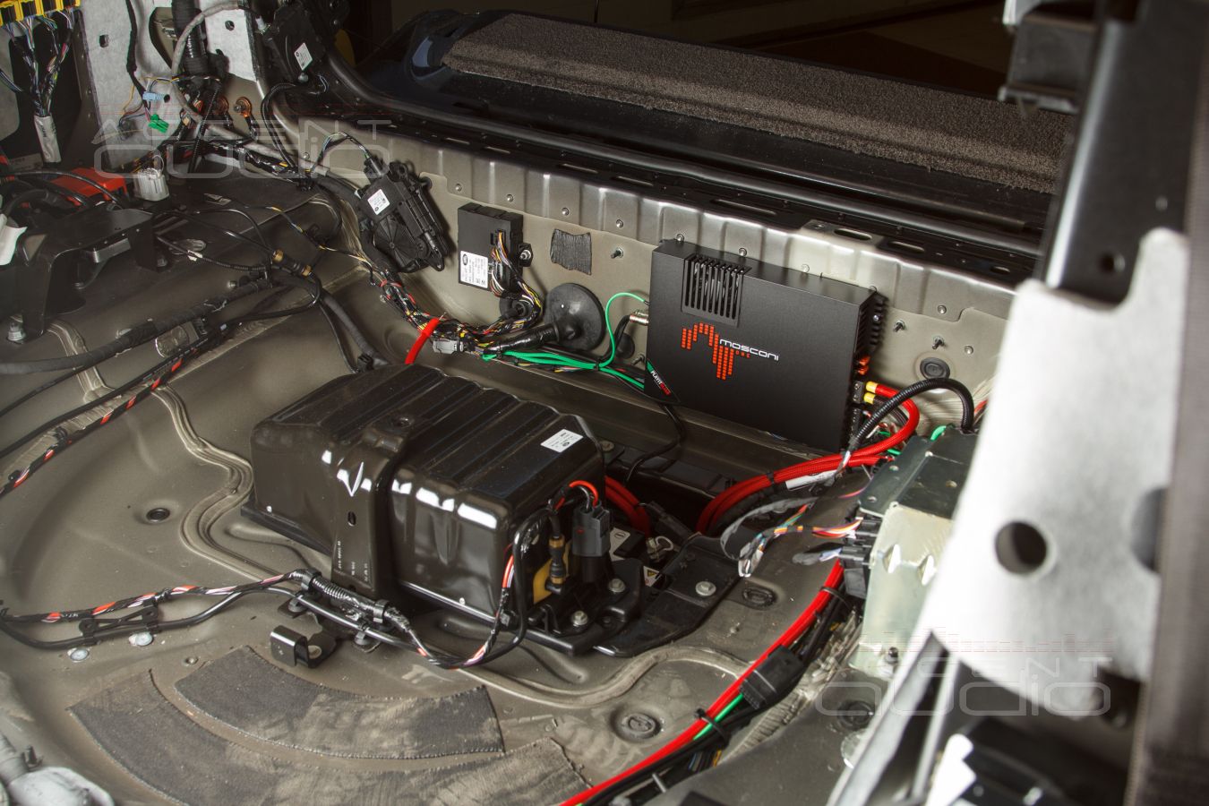 Сабвуферный усилитель Mosconi ONE 250.2 в RangeRover