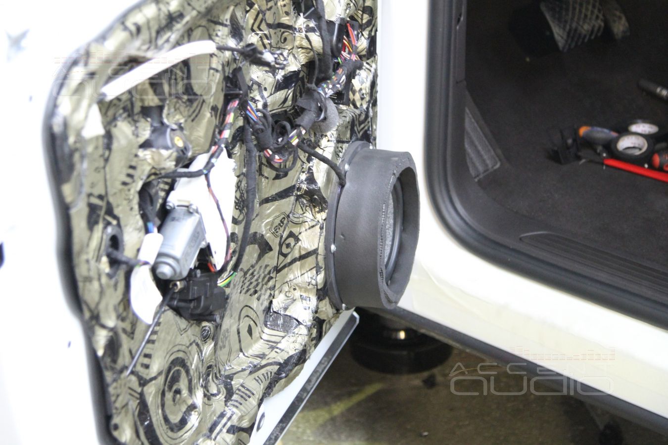 Виброизоляция дверей и установка акустики в Volkswagen Touareg NF