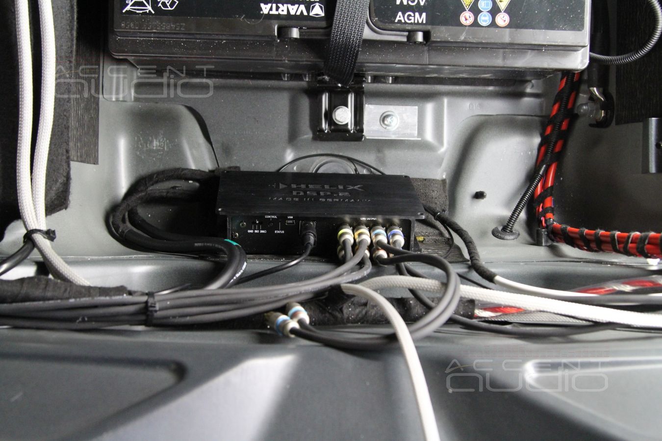 Установка усилителей в Porshe Macan