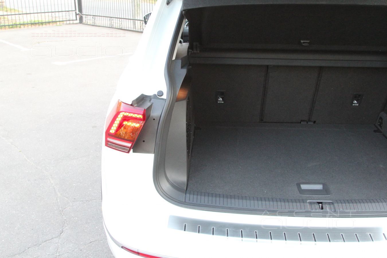 Встроенный сабвуфер-стелс в новом Volkswagen Tiguan