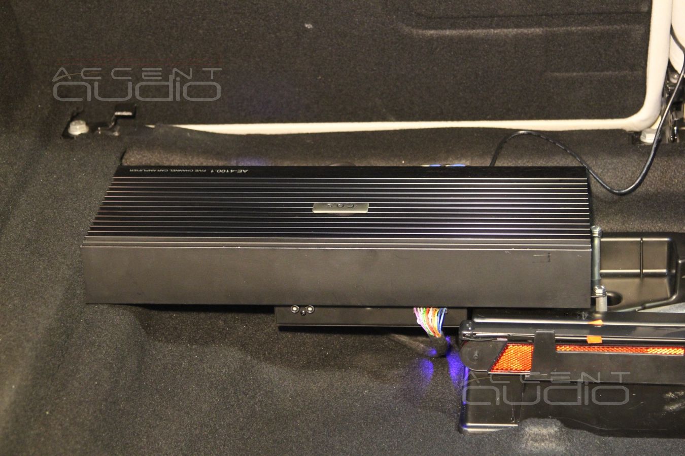 Установка усилителя и аудиопроцессора в Mercedes CLA