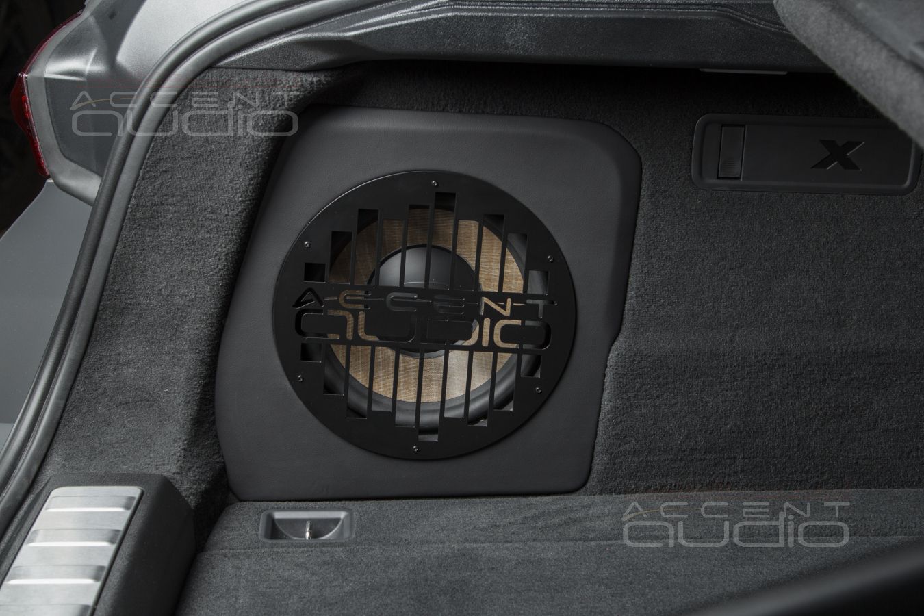 Стильный сабвуфер-стелс Focal FLAX для BMW X6 III (G06)