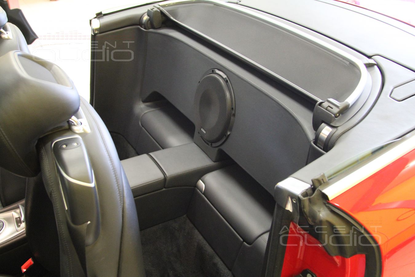 Сабвуфер – элемент интерьера, с крышей или без неё