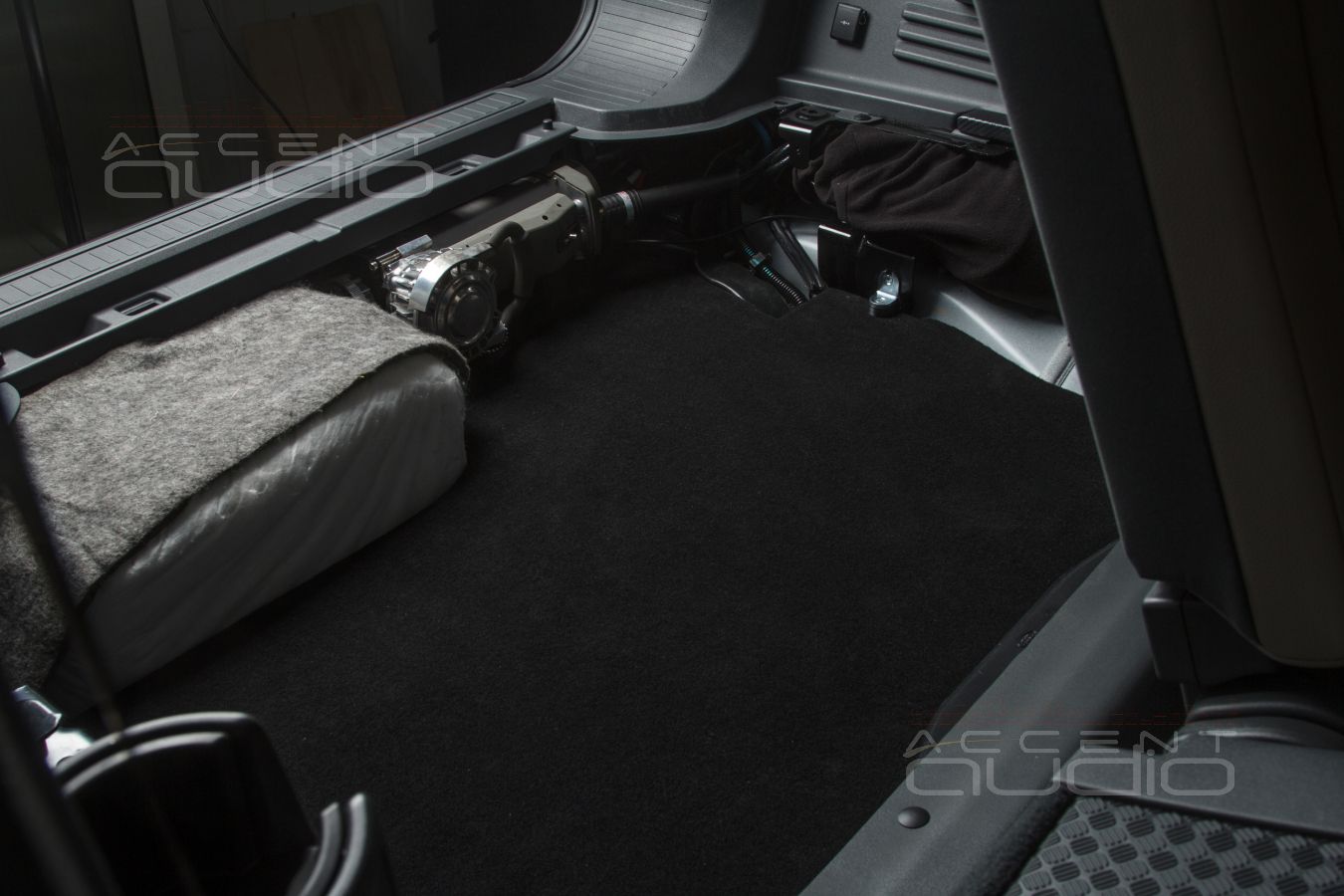 Новый, увеличенный багажный отсек и скрытый монтаж усилителя Helix PSix в Land Rover Defender