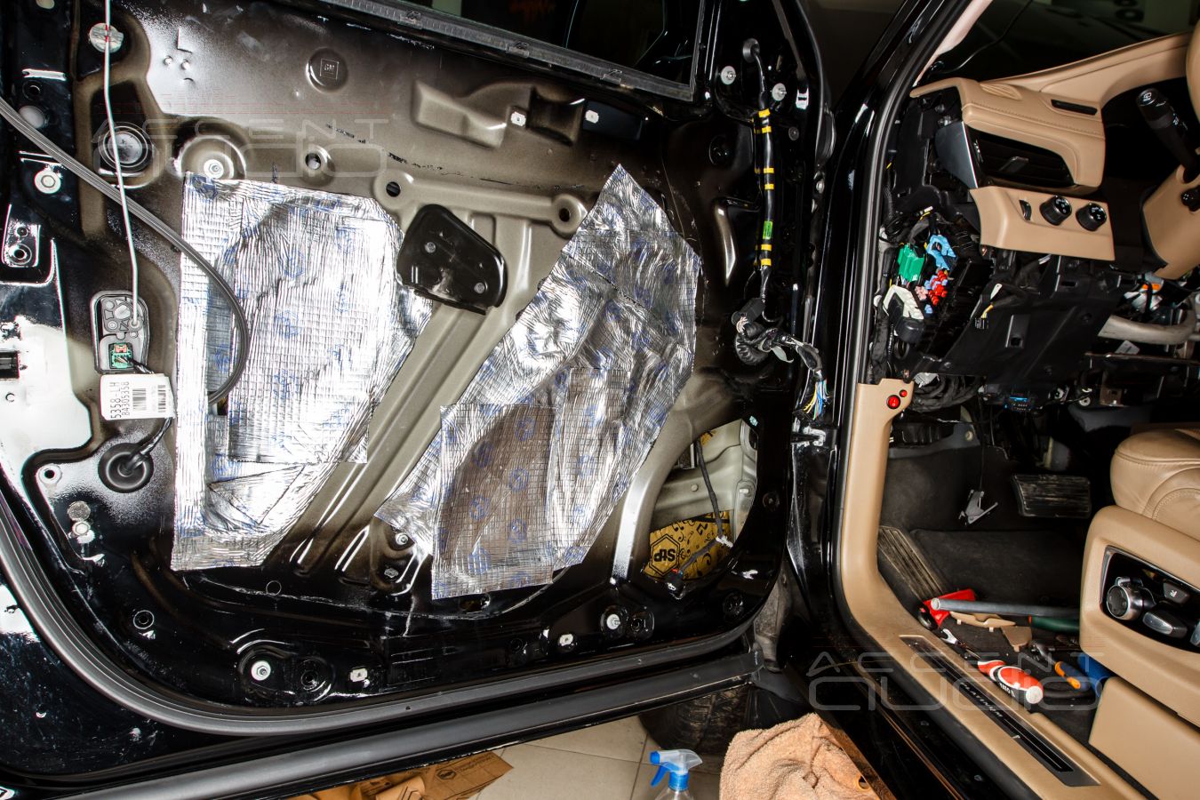 Аудиоподготовка дверей и установка мидбасов ScanSpeak в Cadillac Escalade