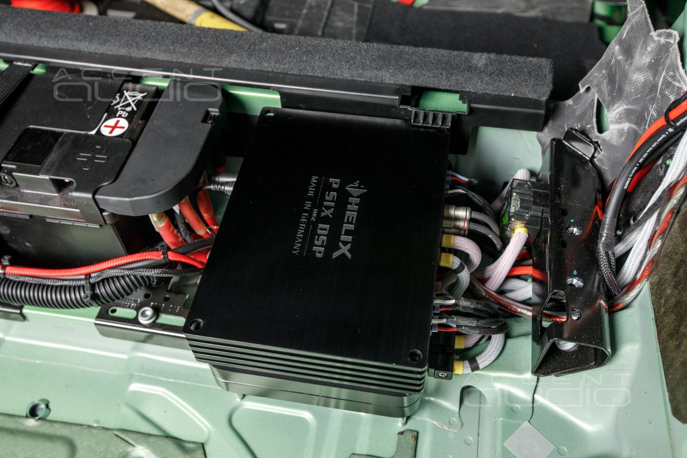 Скрытая интеграция усилителей Helix и Alpine в Audi Q5 ll