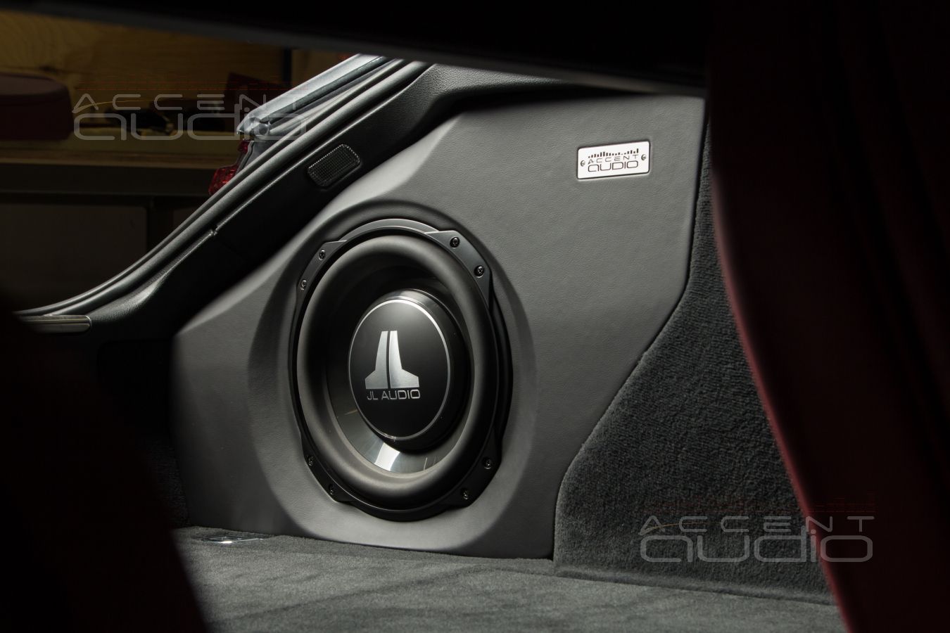 Мучительно-великолепный, злой и суровый сабвуфер-стелс JLAudio для Panamera