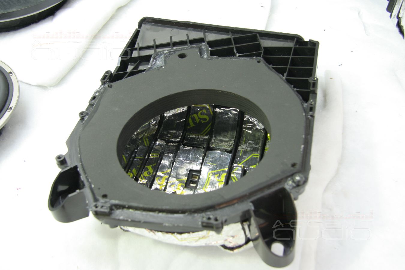 Ненапольные мидбасы Eton в штатных местах BMW X1