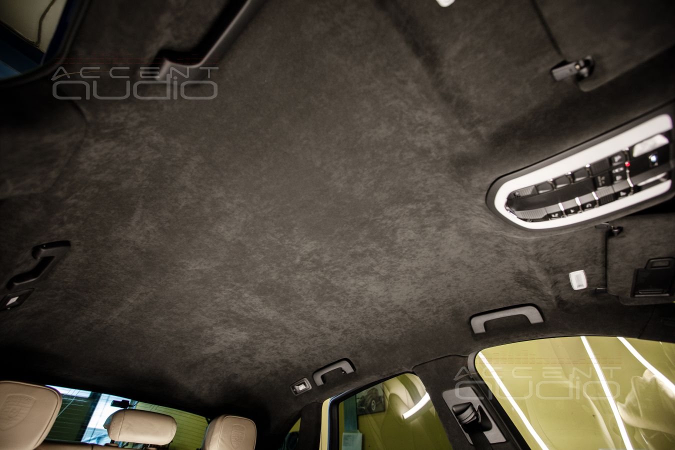 Перетяжка потолка Porsche Macan в Alcantara 9052 – богатый и фирменный стиль