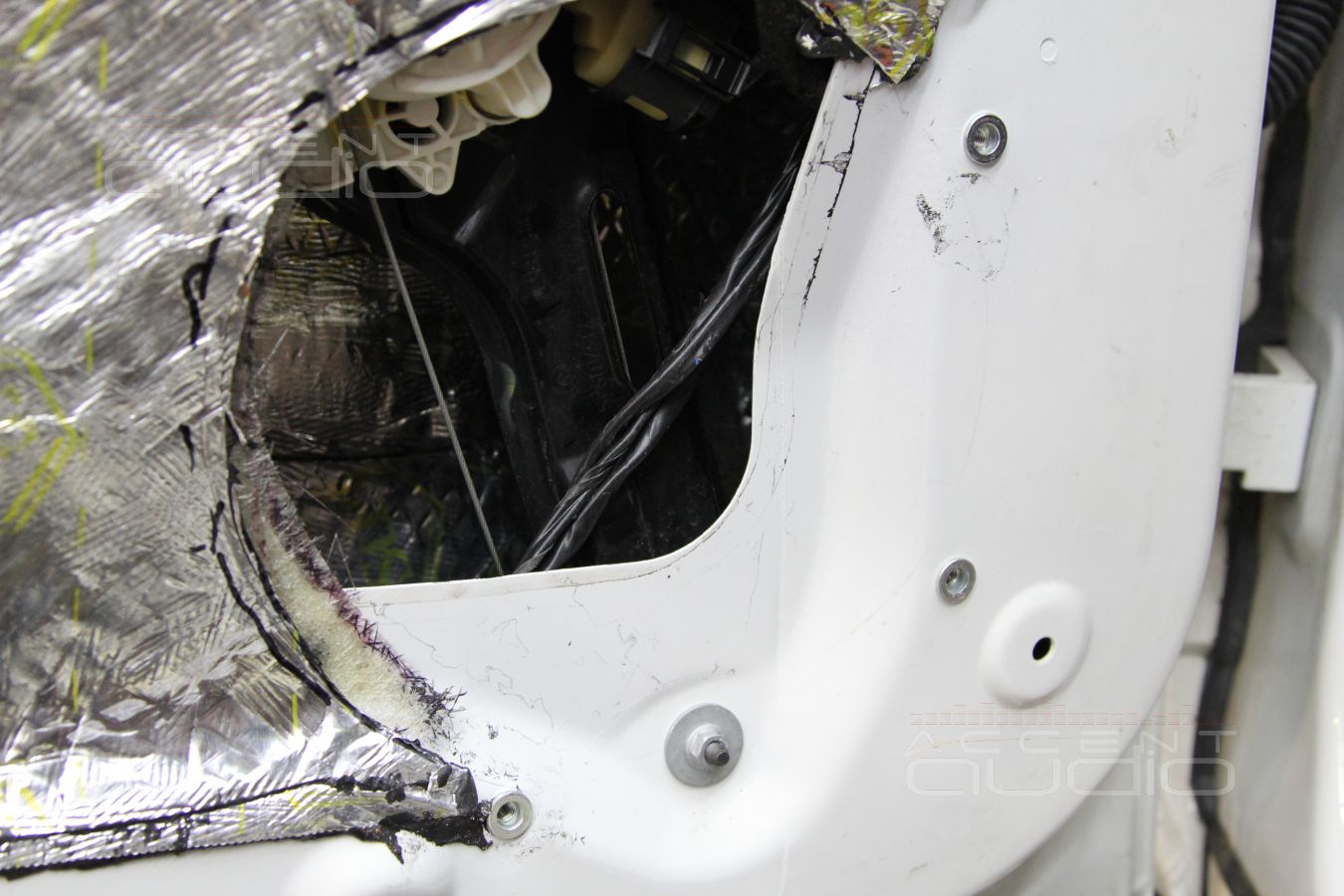 Процесс установки динамиков в двери BMW X5