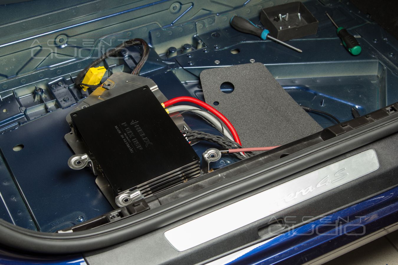 Штатный, заводской монтаж новых усилителей Helix в Porsche Carrera 911 S