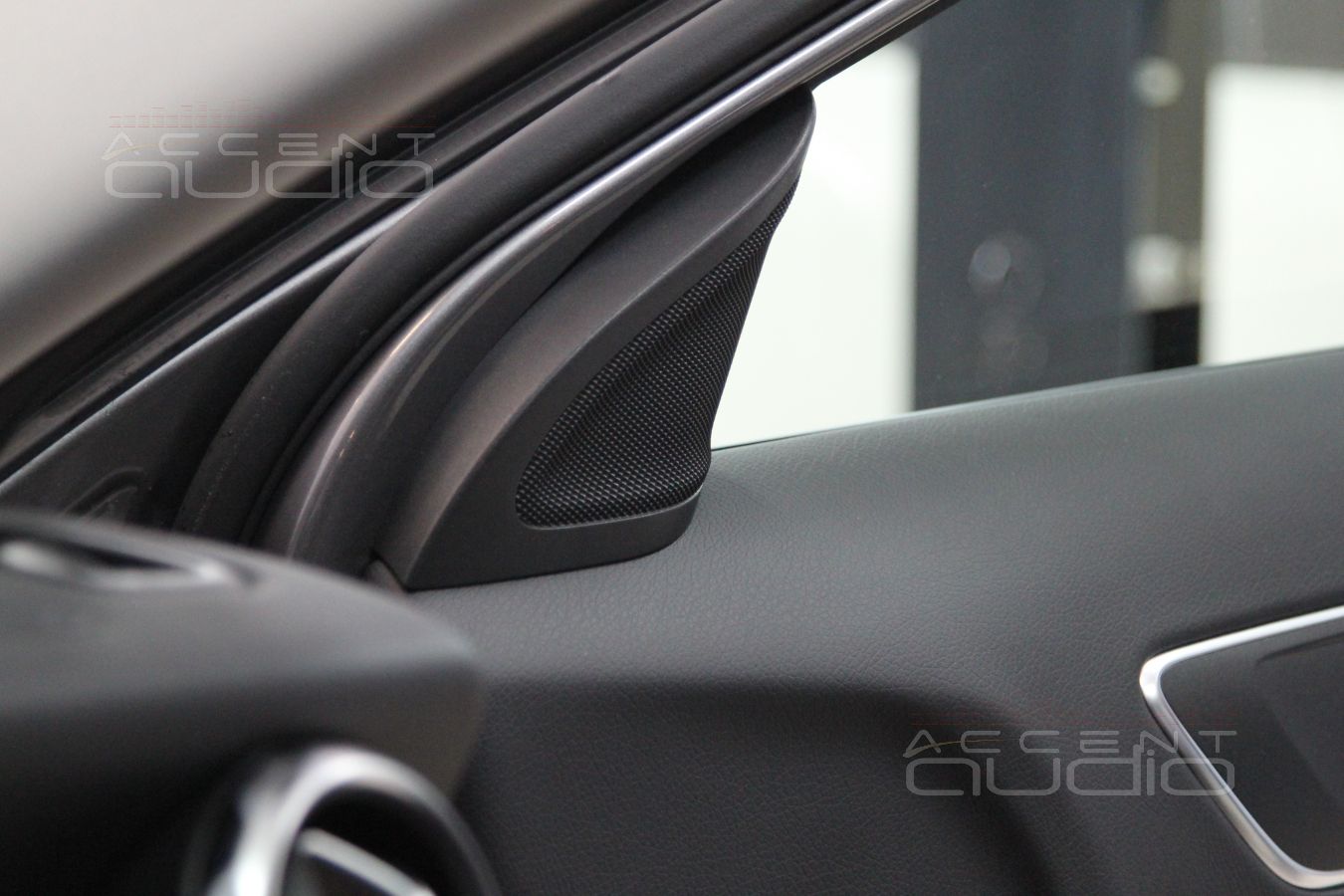 Аудиоподготовка дверей и установка акустики в Mercedes-Benz GLA