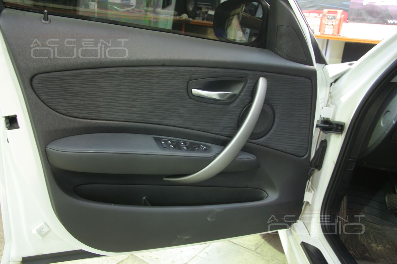 Мидбасы в двери BMW 118