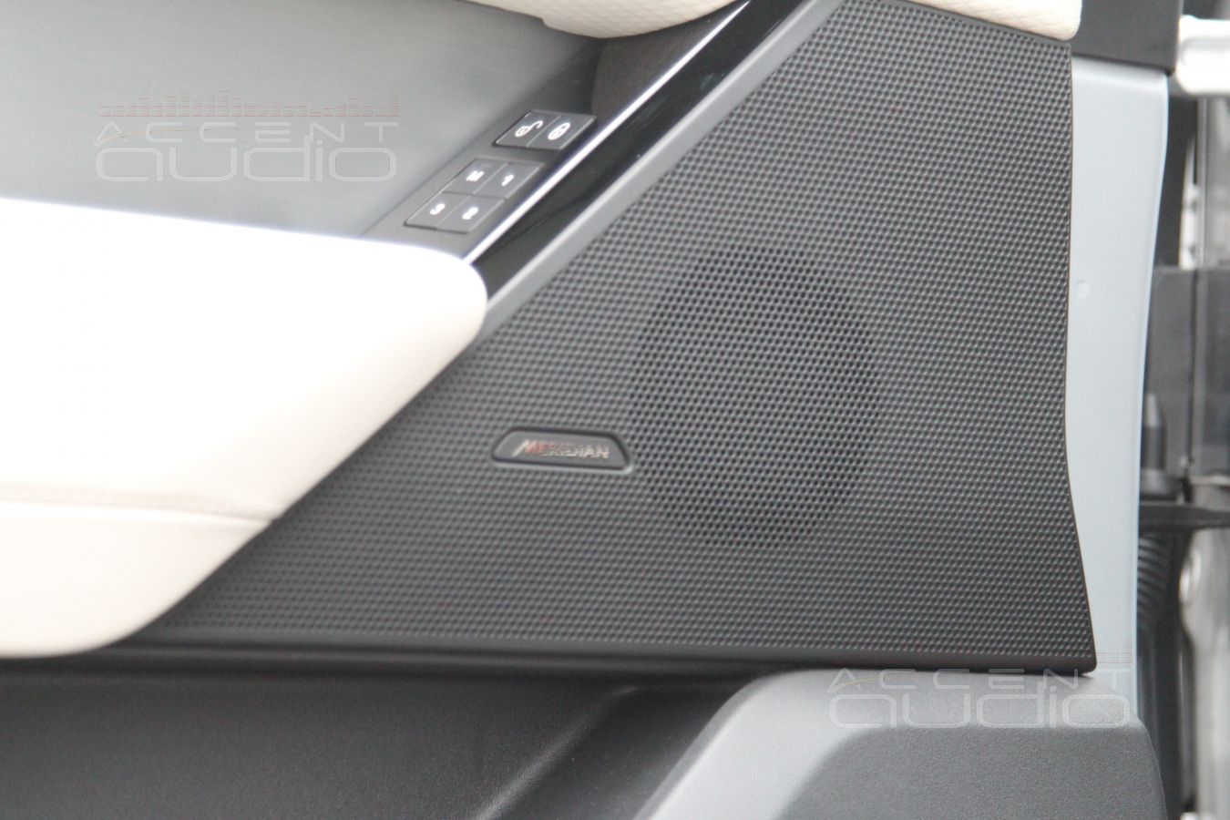 Правильная установка среднечастотных динамиков Brax в передние двери Range Rover Velar