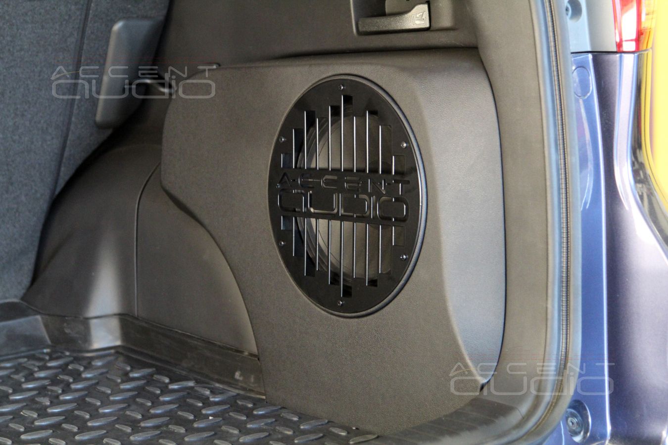 Встроенный сабвуфер-стелс в Honda CRV