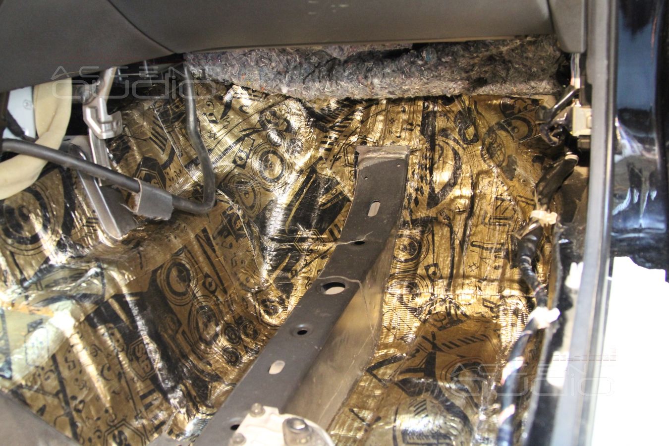 Шумоизоляция пола и багажного отсека Nissan GT-R в 2 слоя