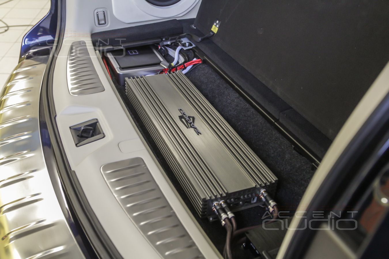 Установка усилителей и аудиопроцессора – каждый на своём месте: Zapco, Alpine и Helix