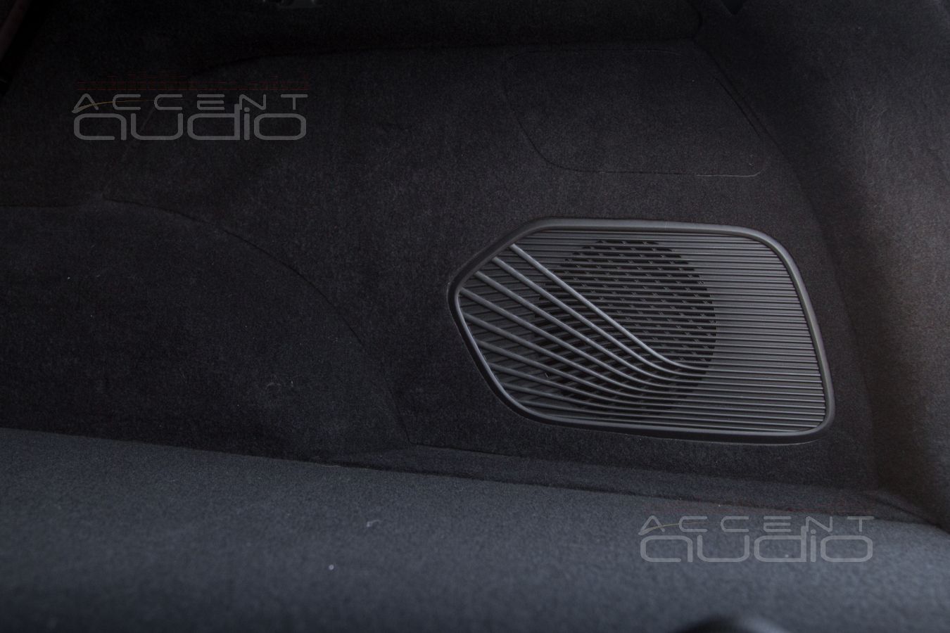 Новый сабвуфер с корпусом, который полностью прячется за обшивкой Monjaro