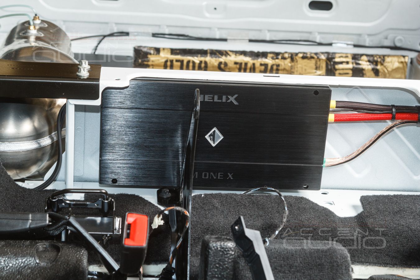 Скрытый, штатный монтаж усилителей Helix в Mercedes GLE