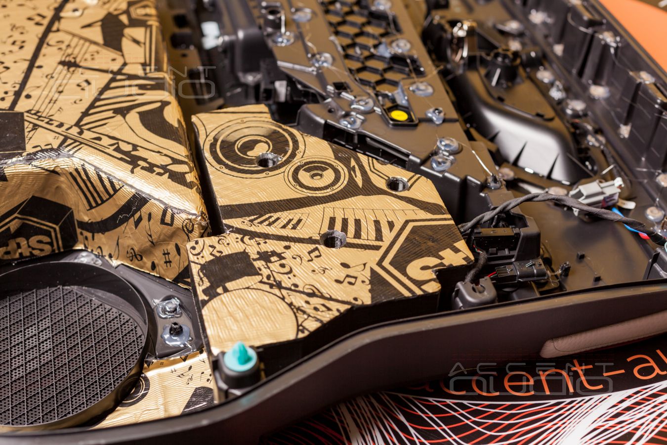 Правильная установка среднечастотных динамиков Brax в передние двери Range Rover Velar