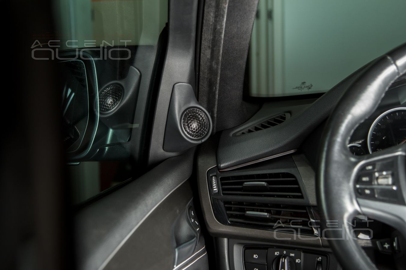 Комплект из двух подиумов для установки высокастотных излучателей в BMW X5 20XX-20XX.