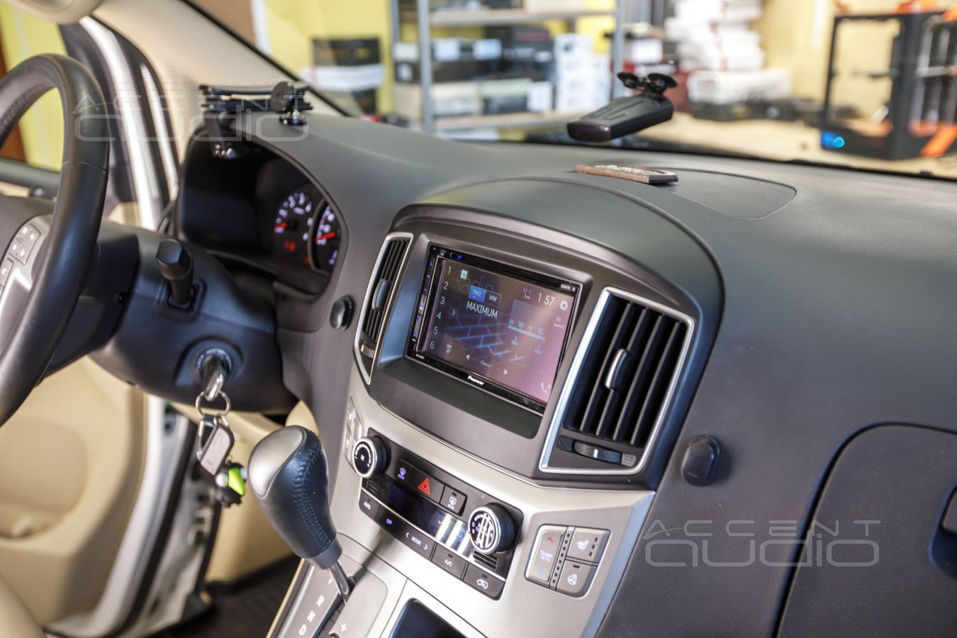 Реализация: подлокотник-сабвуфер специально и эксклюзивно для Hyundai Starex H1