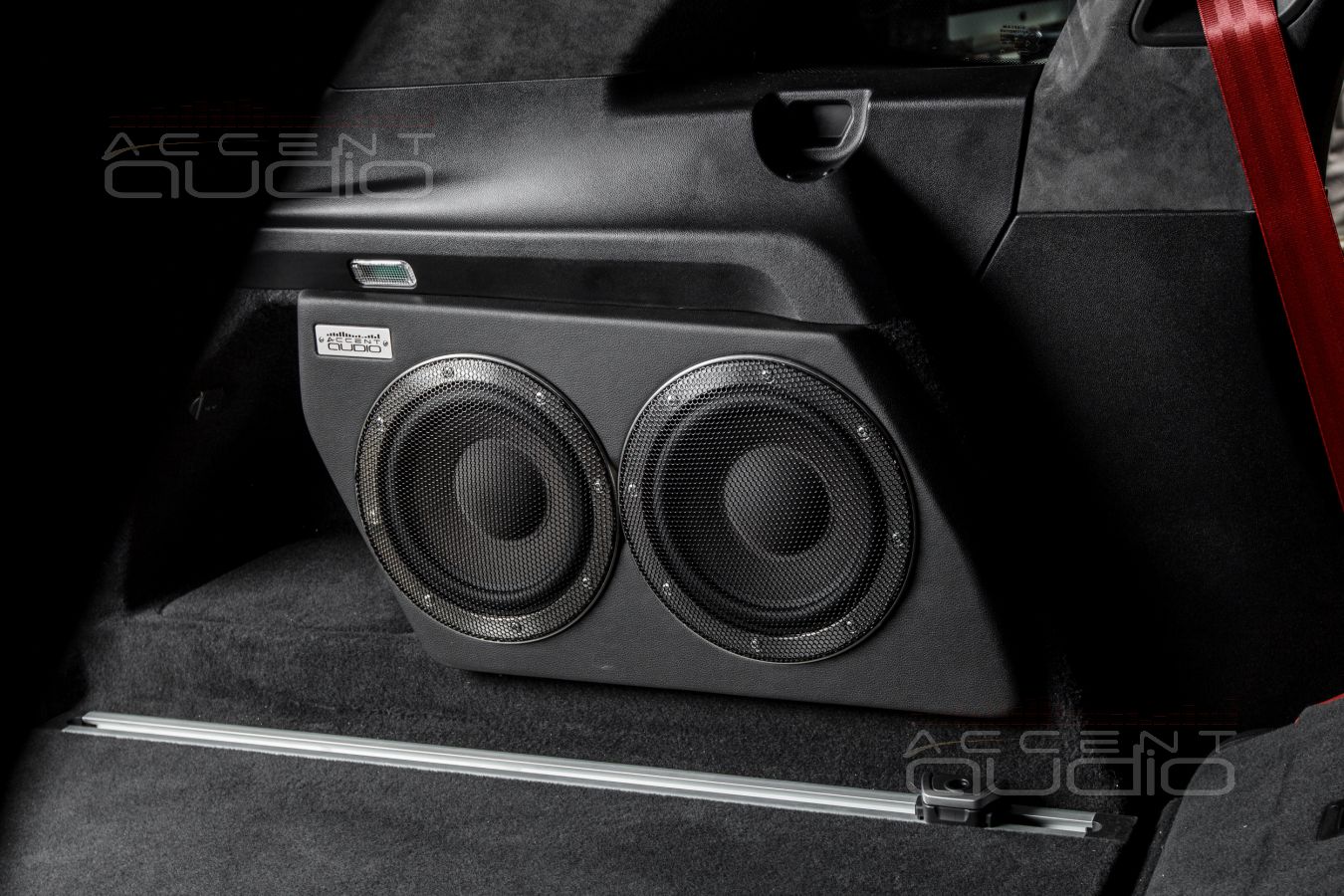 Наша прелесть: сдвоенный сабвуфер-стелс на базе головок Brax ML8SUB для нового Porsche Cayenne