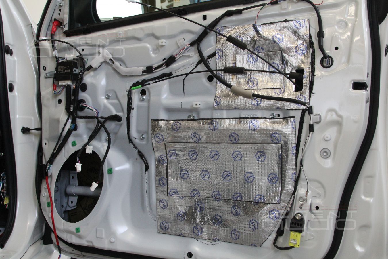 Установка трехполосной акустики в Toyota Prado 150: замечательные мидбасы Focal MW PS165F3 в дверях