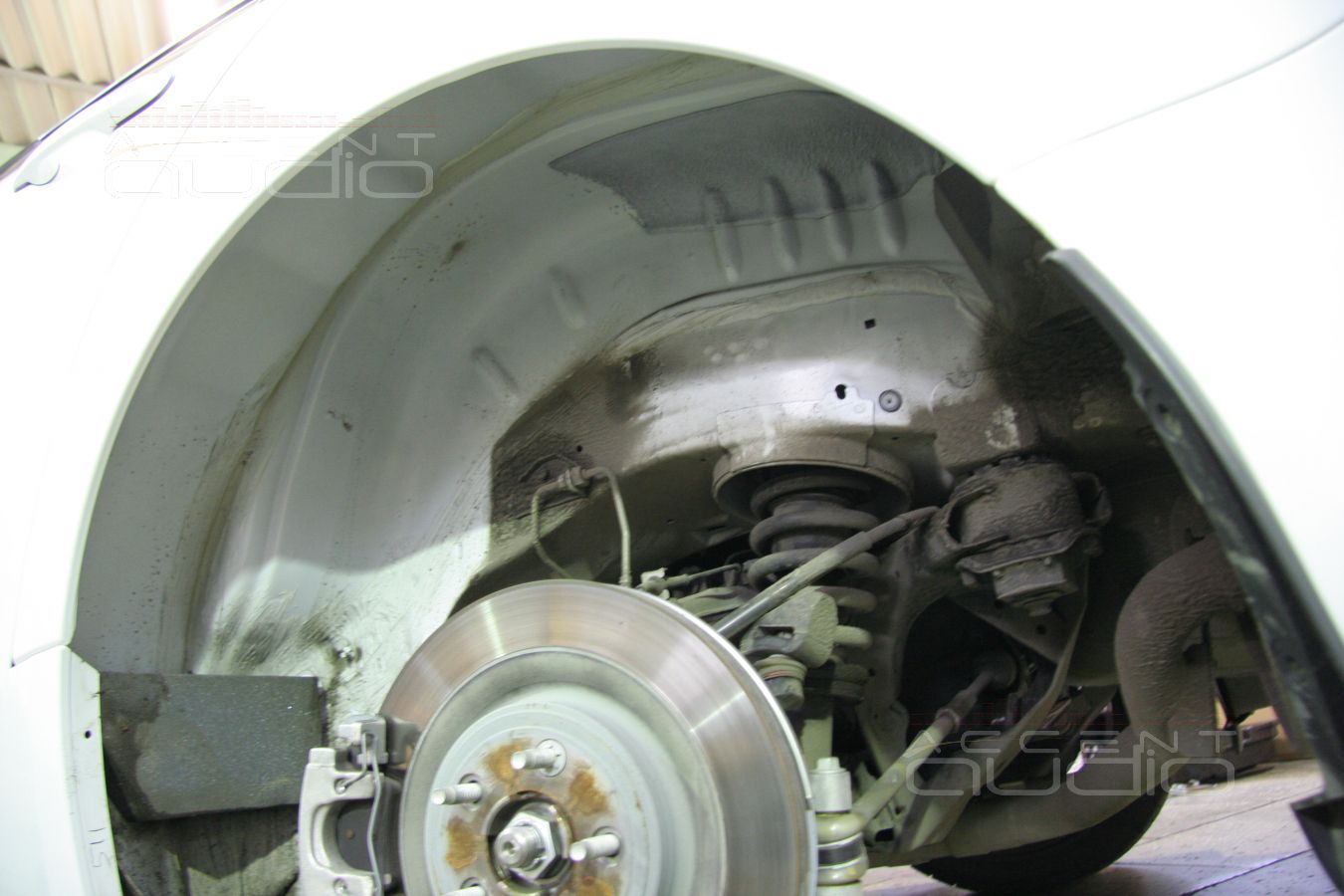 Шумоизоляция колесных арок на Jaguar XF