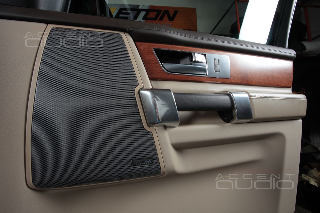 Установка акустики в Range Rover Discovery: мидбас Focal KRX