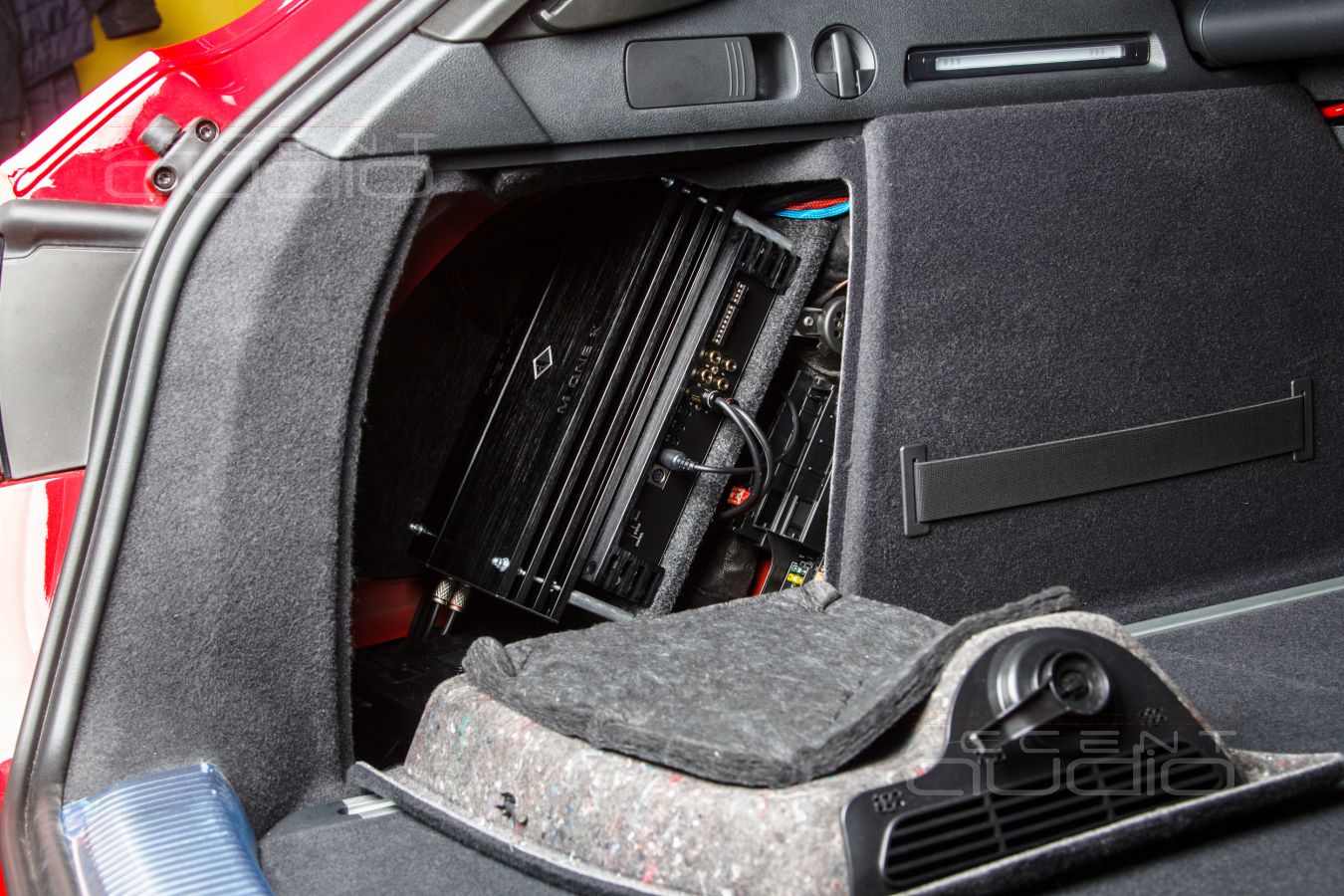 Скрытый монтаж усилителей Helix в Audi A4 Avant 2021