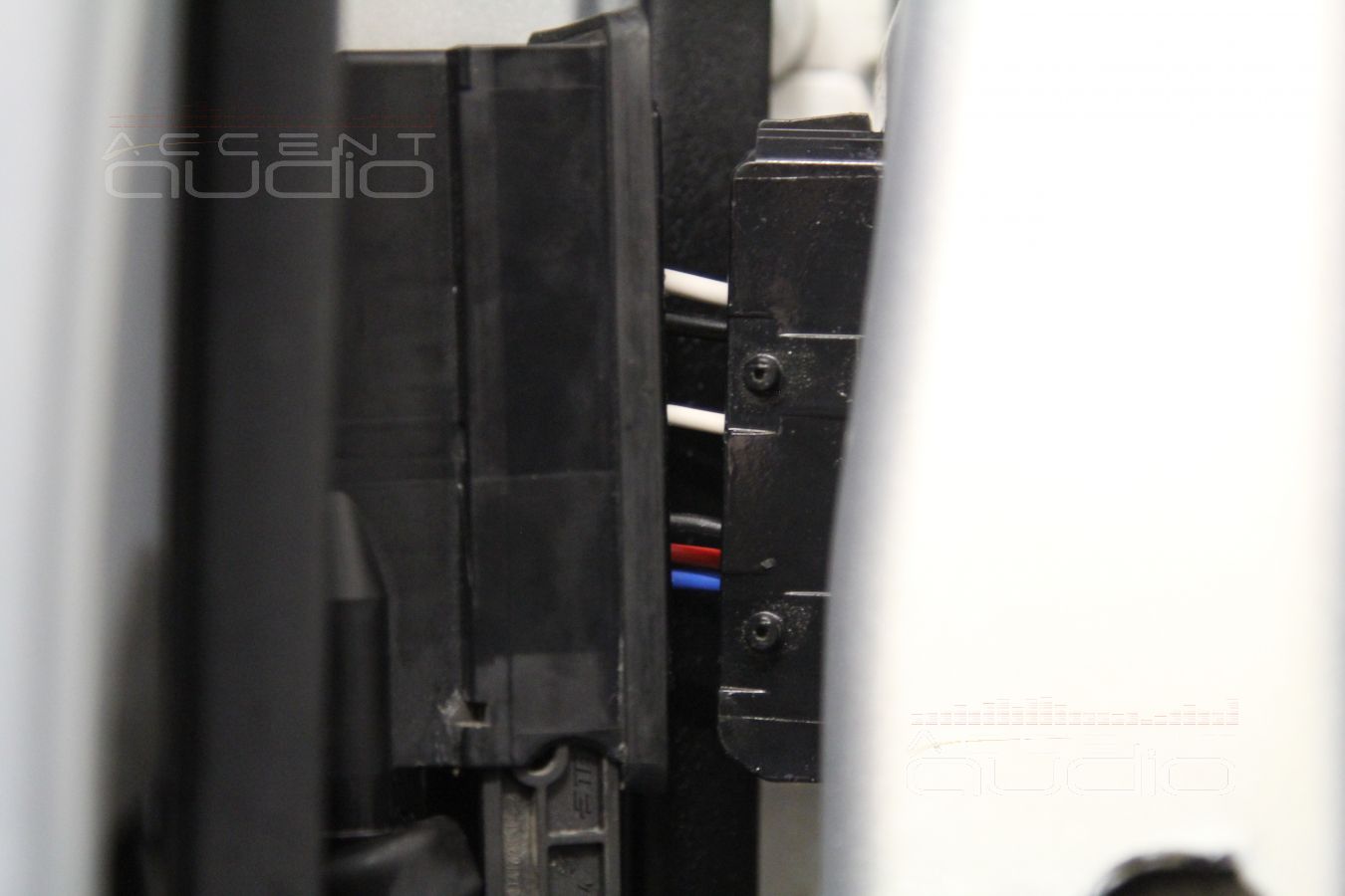 Аудиоподготовка Range Rover Velar, установка мидбасов Focal и великолепный пластик обшивок