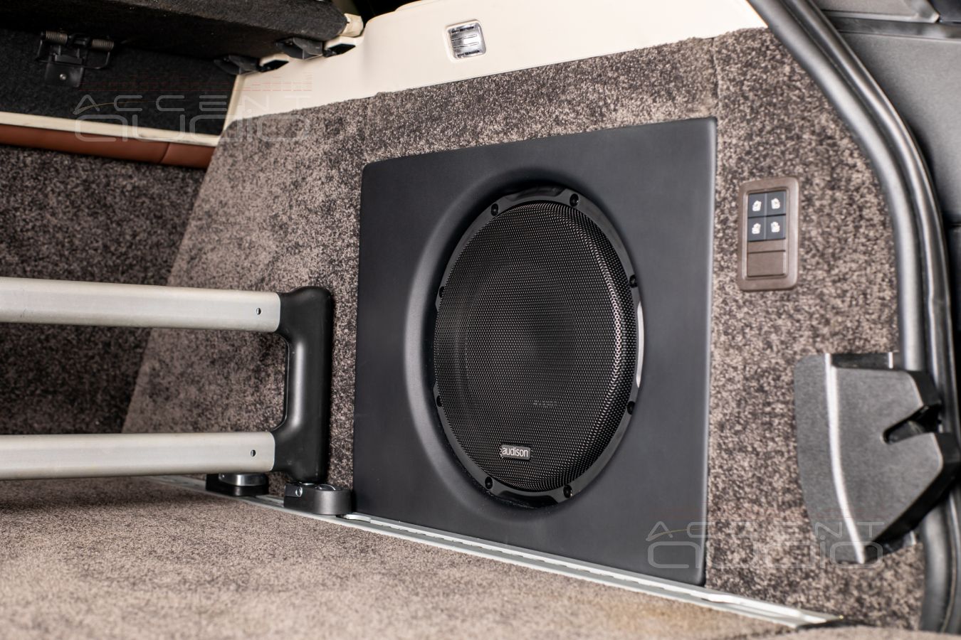 Встроенный сабвуфер-стелс в Range Rover Autobiography
