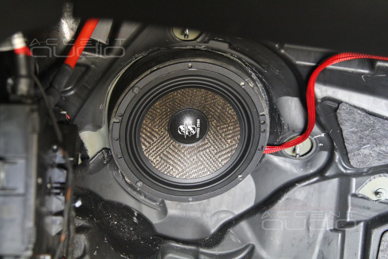 Установка мидбасов в подполье Mercedes