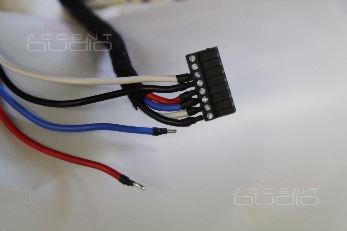 Установка усилителей в Porshe Macan