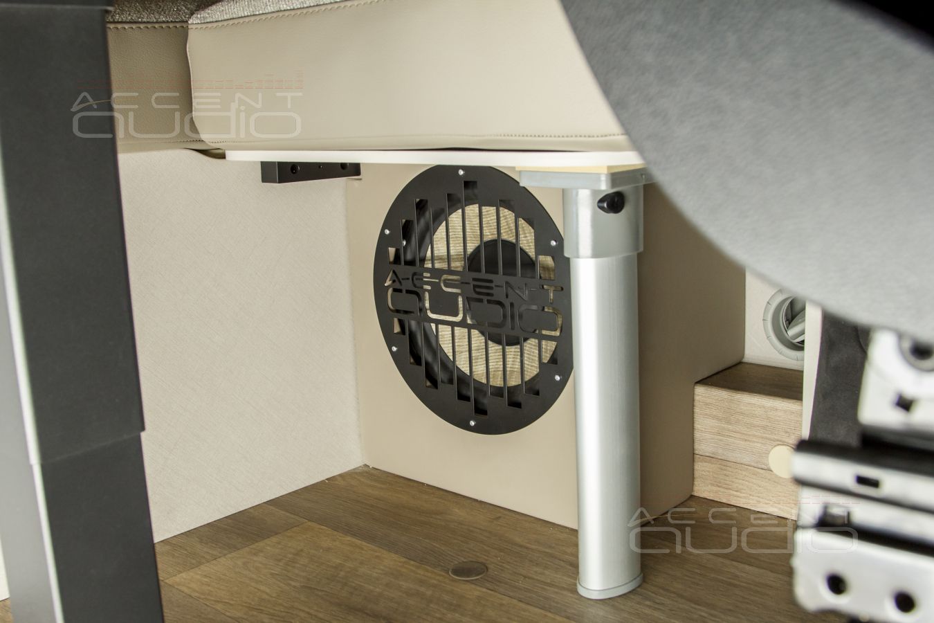 Домашний автомобильный сабвуфер Focal P25F в интерьере автодома