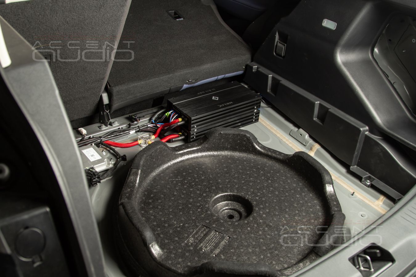 Монтаж усилителей Helix в Hongqi HS3 полностью скрыто