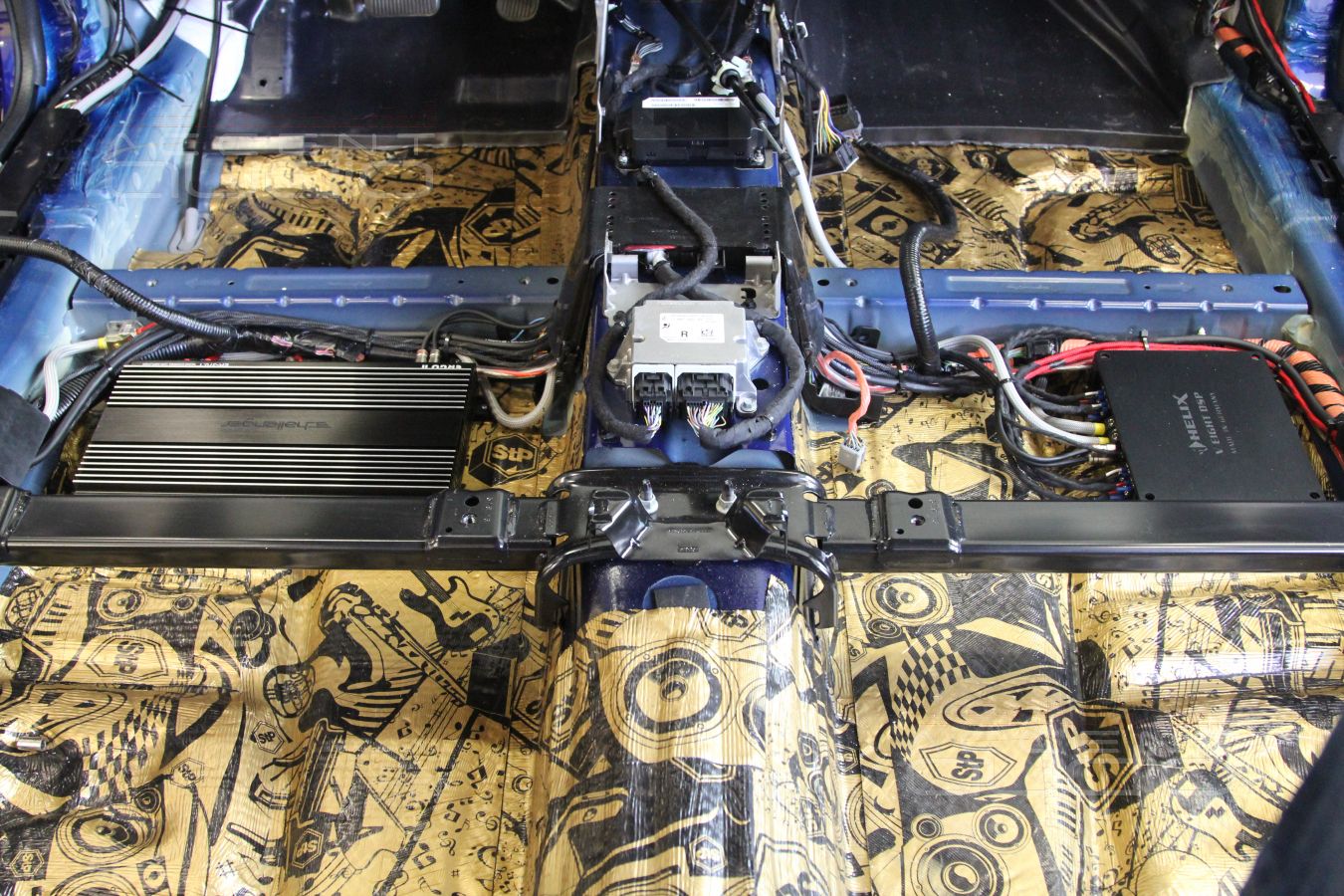 Шумоизоляция пола и установка усилителей Helix и Challenger