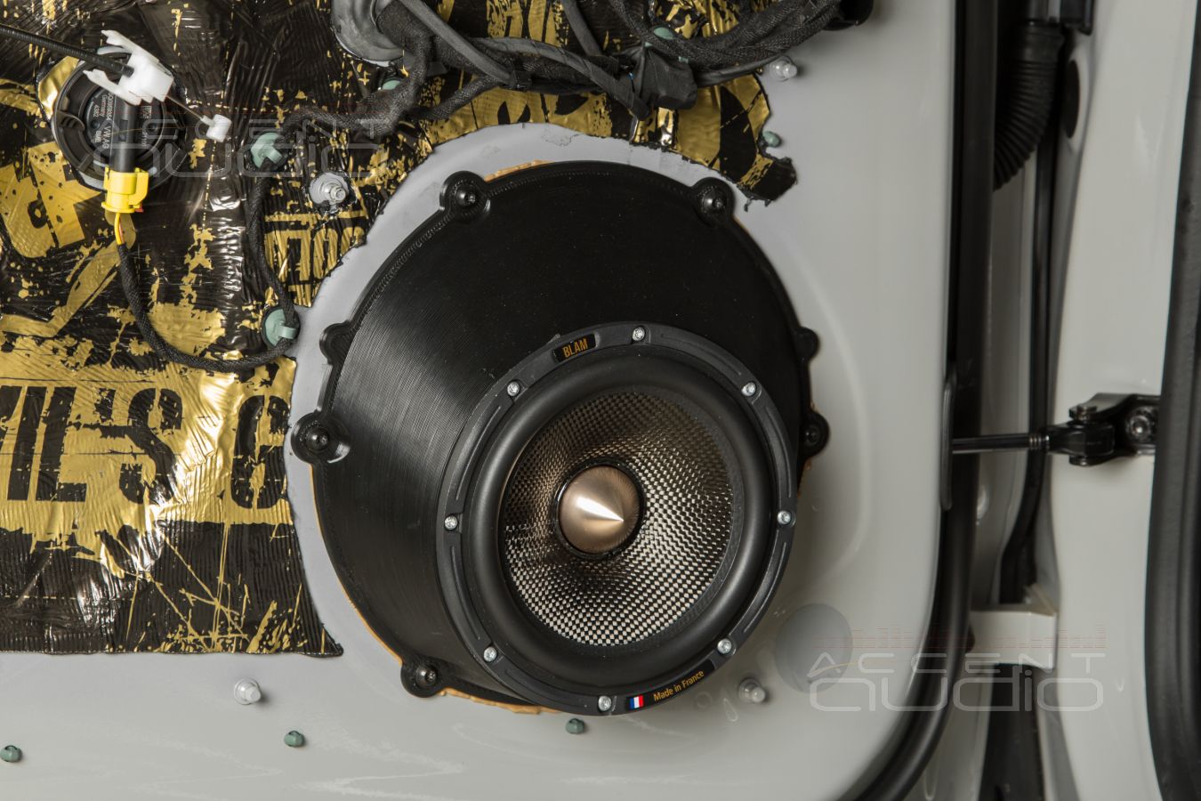 Установка акустики Blam Multix в Panamera в стиле Dali: мидбас и СЧ