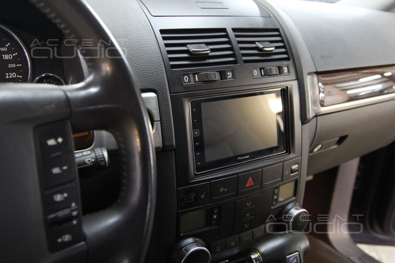 Touareg Update: Black Edition - очередная работа на машине с черным салоном