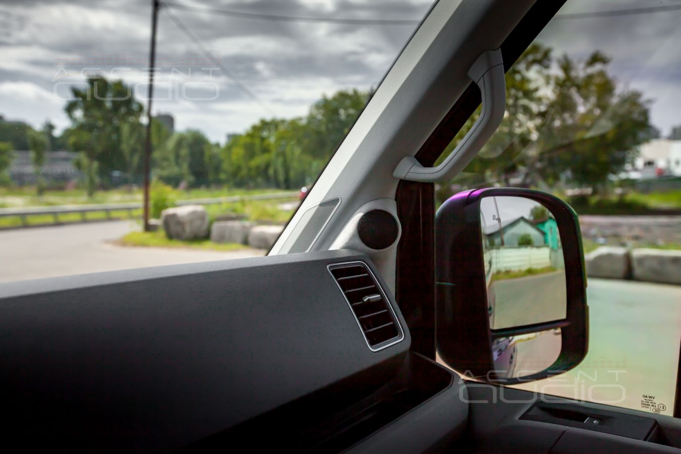 Подиумы под твитеры SOAudio и правильное расположение пищалок в Volkswagen Crafter