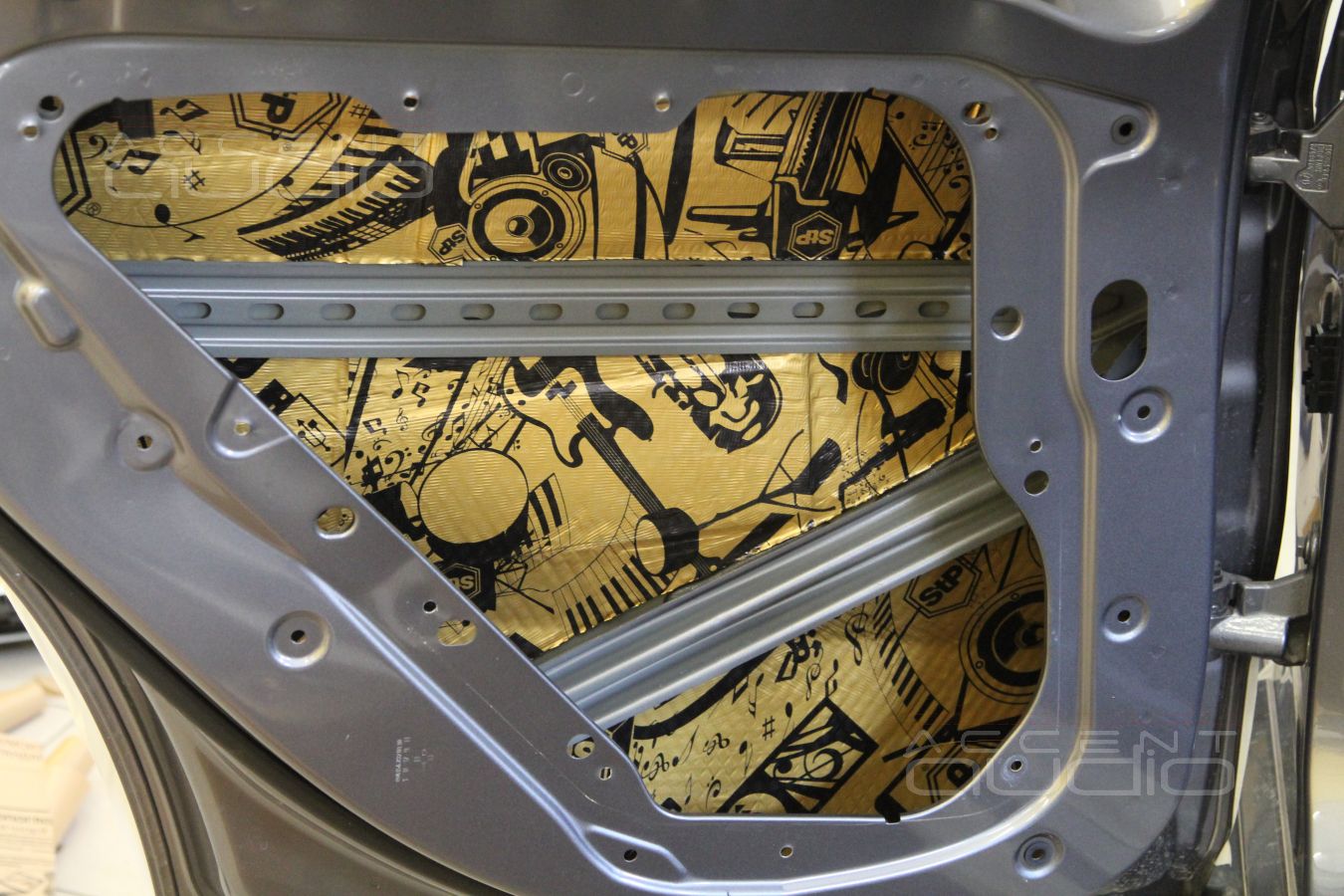 Аудиоподготовка дверей и установка акустики в Mercedes-Benz GLA